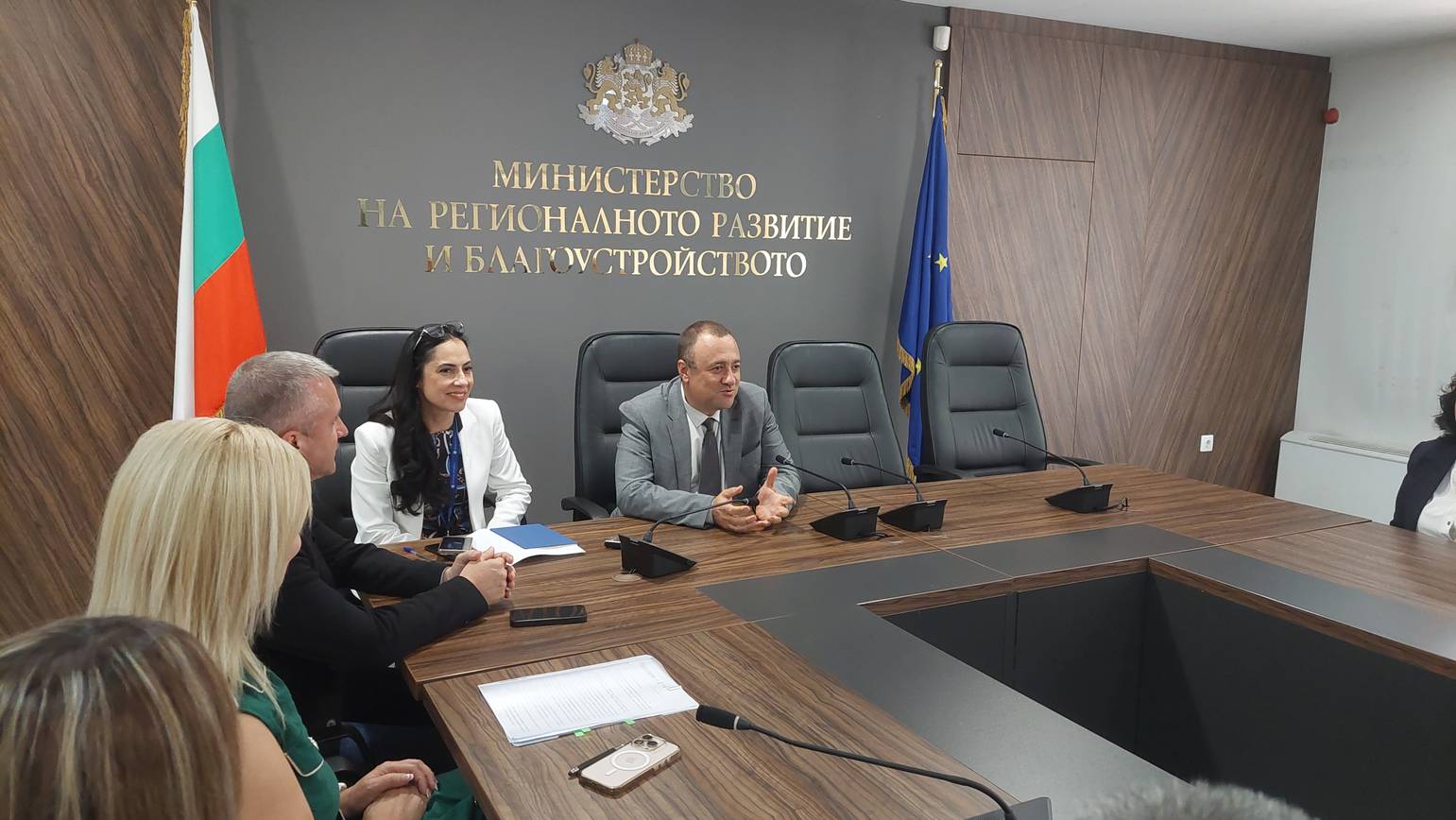 Подписани са още 45 споразумения за близо 77 млн. лв. по Инвестиционната програма за общински проекти Подписани са още 45 споразумения за близо 77 млн. лв. по Инвестиционната програма за общински проекти